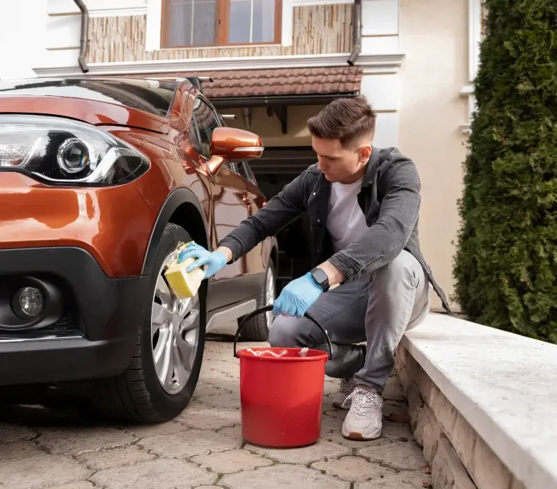 Lavage auto à domicile Nages-et-Solorgues : professionnel intervenant sur un véhicule